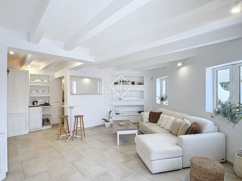 Foto ca79b27b-8803-48de-8858-95a3b2039a3a. Piso estupendo piso de 2 dormitorios, terraza, aparcamiento y licencia turística en venta en primera línea de mar en Cala Morell, ciuta en Ciutadella de Menorca