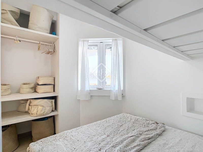 Foto cb5fe50b-2316-490a-93ce-7035ef0589bf. Piso estupendo piso de 2 dormitorios, terraza, aparcamiento y licencia turística en venta en primera línea de mar en Cala Morell, ciuta en Ciutadella de Menorca