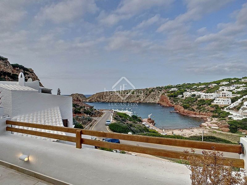 Foto d8a3649b-0fe7-4015-ba89-adcdae132e85. Piso estupendo piso de 2 dormitorios, terraza, aparcamiento y licencia turística en venta en primera línea de mar en Cala Morell, ciuta en Ciutadella de Menorca