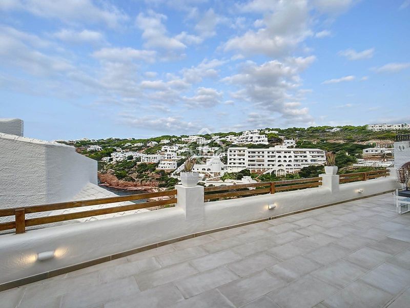 Foto d9de1850-d501-4876-8e43-58ceaeaf54a0. Piso estupendo piso de 2 dormitorios, terraza, aparcamiento y licencia turística en venta en primera línea de mar en Cala Morell, ciuta en Ciutadella de Menorca