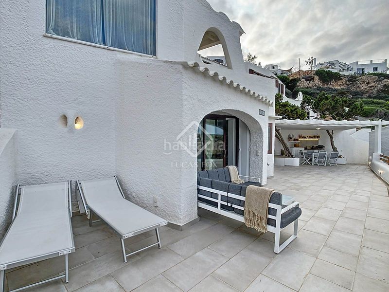 Foto e55524fc-f18f-4578-a4b2-f349c18e7977. Piso estupendo piso de 2 dormitorios, terraza, aparcamiento y licencia turística en venta en primera línea de mar en Cala Morell, ciuta en Ciutadella de Menorca
