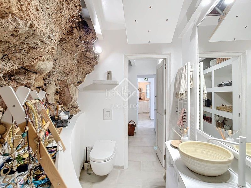 Foto e6718a17-e407-437d-8dd6-a7fd75aaa24e. Piso estupendo piso de 2 dormitorios, terraza, aparcamiento y licencia turística en venta en primera línea de mar en Cala Morell, ciuta en Ciutadella de Menorca