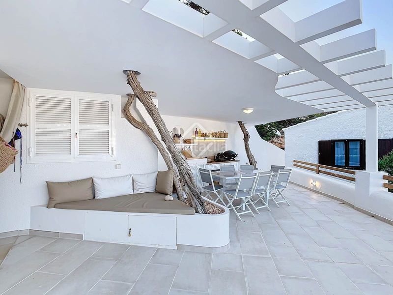 Foto ff783ada-c4f5-4f8d-ad5f-40db55d2edcb. Piso estupendo piso de 2 dormitorios, terraza, aparcamiento y licencia turística en venta en primera línea de mar en Cala Morell, ciuta en Ciutadella de Menorca