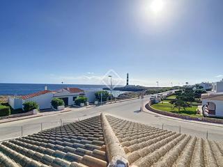 Chalet in Cala d´En Bosch-Serpentona. Villa de 4 dormitorios con piscina y garaje en venta en cap dart