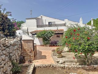 Chalet in Es Castell. En venta casa rural en es castell menorca, con cinco dormitorios