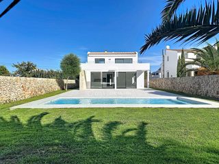 Xalet a Cala Blanca. Villa de obra nueva de 3 dormitorios con excelentes acabados y p