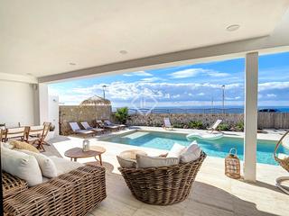 Chalet en Cala en Blanes. Excelente villa de 3 dormitorios con acabados de lujo, piscina y