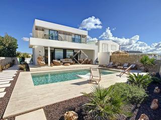 Chalet in Cala en Blanes. Excelente villa de 3 dormitorios con acabados de lujo, piscina y