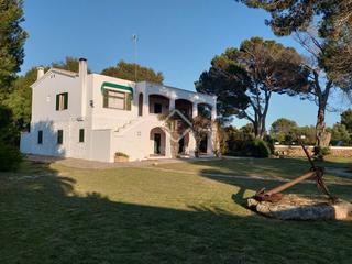 Chalet à Cala Blanca. Villa  de 5 dormitorios en venta en una urbanización residencial