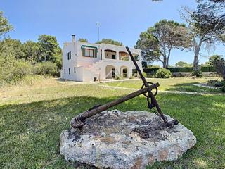Xalet a Cala Blanca. Villa  de 5 dormitorios en venta en una urbanización residencial