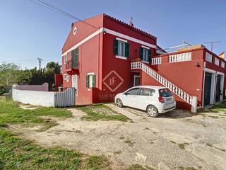 Mas à Ciutadella. Finca rústica de 5 dormitorios con garajes, anexos y piscina en