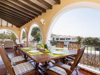Chalet à Cala en Blanes. Villa de 5 dormitorios con piscina, jardín, garaje y vistas al m