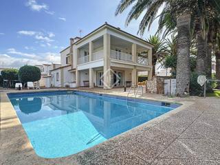 Chalet in Ciutadella. Estupenda villa de 4 dormitorios con piscina, jardín, garaje y p