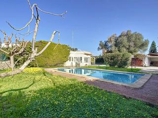 Chalet en Cala Blanca. Villa de 4 dormitorios con piscina, jardn y zona de huerto en v