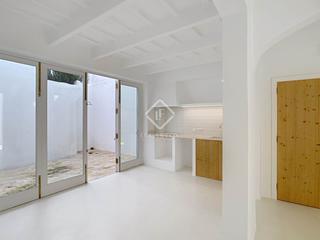 Chalet in Ciutadella. Estupenda casa completamente reformada de 4 dormitorios con pati