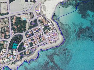 Finca rústica a Biniancolla-Punta Prima. Parcela edificable en segunda línea de mar en venta a pocos metr