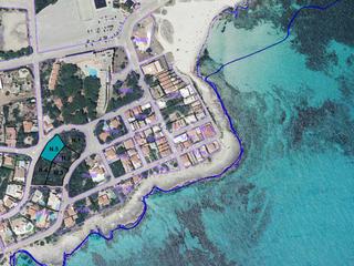 Finca rústica a Biniancolla-Punta Prima. Parcela edificable en segunda línea de mar a pocos metros de la