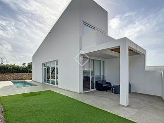 Chalet in Cala Blanca. Villa en excelentes condiciones de 2 dormitorios con piscina pri