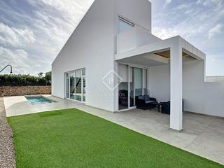 Chalet in Cala Blanca. Villa en excelentes condiciones de 2 dormitorios con piscina pri
