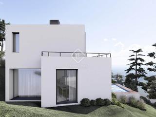 Xalet a Cala Llonga-Sa Mesquida. Villa de obra nueva con 4 dormitorios y piscina situada en cala