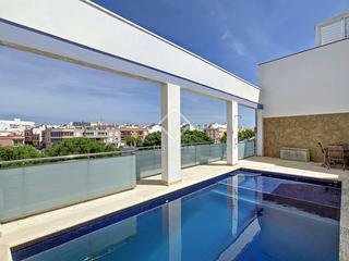 Chalet à Ciutadella. Casa de 3 dormitorios con piscina y garaje privado en venta en c