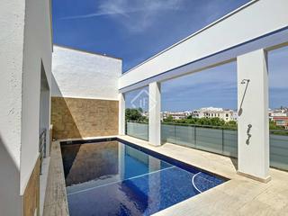 Xalet a Ciutadella. Casa de 3 dormitorios con piscina y garaje privado en venta en c