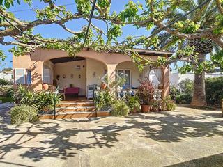 Chalet à Cala Blanca. Villa independiente de 3 dormitorios con bonito jardín en venta