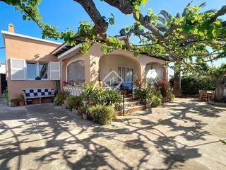 Chalet en Cala Blanca. Villa independiente de 3 dormitorios con bonito jardn en venta