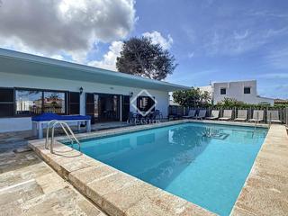 Chalet en Cala Blanca. Villa de 5 dormitorios con garaje, piscina y licencia turstica