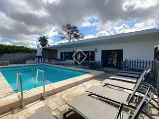 Chalet à Cala Blanca. Villa de 5 dormitorios con garaje, piscina y licencia turística