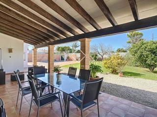 Mas à Ciutadella. Casa rural de 5 dormitorios con jardín, piscina y garaje en vent