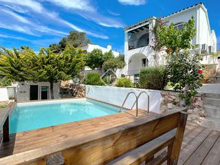 Chalet à Cala Blanca. Preciosa villa de 3 dormitorios con piscina, garaje y un precios