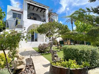 Chalet en Cala Blanca. Preciosa villa de 3 dormitorios con piscina, garaje y un precios