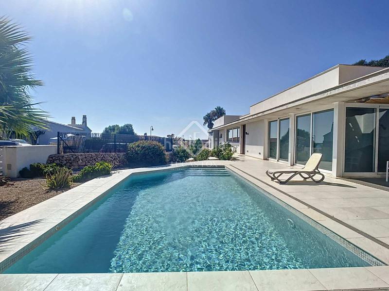 Foto 16bf5533-a493-4259-8cd3-e1ee748d070c. Chalet villa contemporánea de 4 dormitorios y un anexo en venta , menorca en Sant Lluís