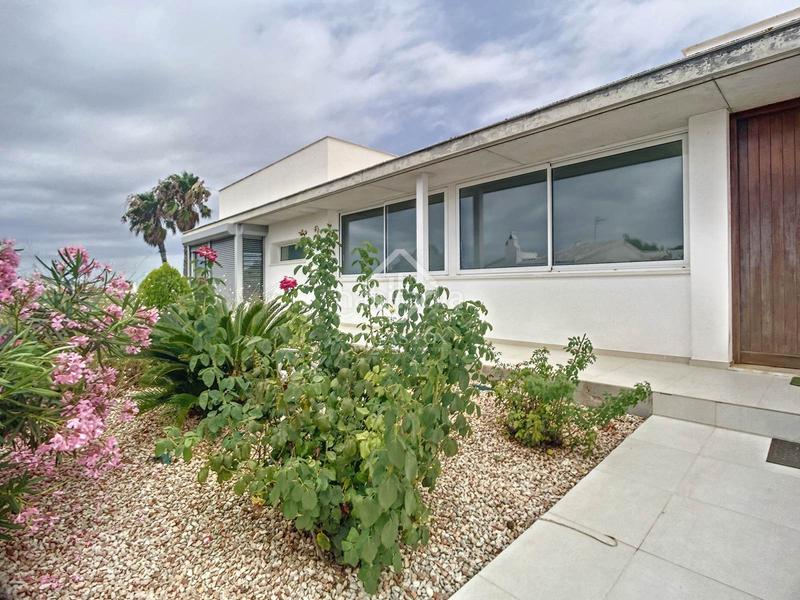 Foto 3126dfff-3e45-4acd-9889-05552db4266b. Chalet villa contemporánea de 4 dormitorios y un anexo en venta , menorca en Sant Lluís