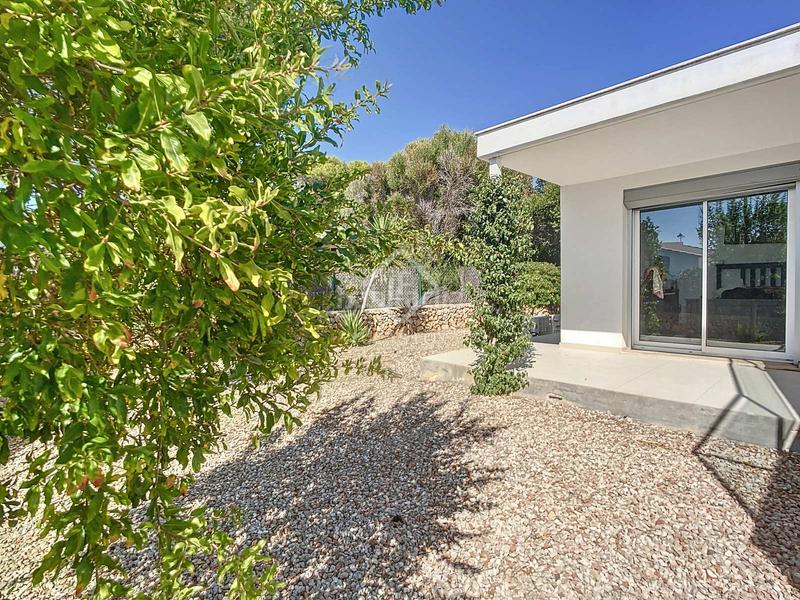 Foto 4598fe98-b2c6-45ba-9ab8-11218fbf7b33. Chalet villa contemporánea de 4 dormitorios y un anexo en venta , menorca en Sant Lluís