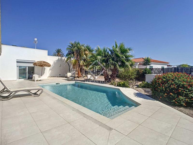 Foto 754b6132-e98c-4b0d-a5fd-c3de5d6c94f6. Chalet villa contemporánea de 4 dormitorios y un anexo en venta , menorca en Sant Lluís