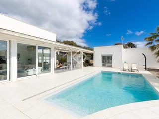 Xalet a Binibèquer. Villa contemporánea de 4 dormitorios y un anexo en venta en sant