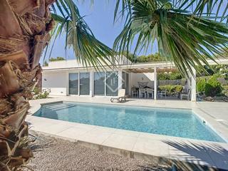 Xalet a Binibèquer. Villa contemporánea de 4 dormitorios y un anexo en venta en sant