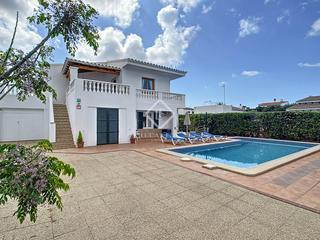 Chalet in Cala Blanca. Villa de 4 dormitorios con piscina, garaje, licencia turística y