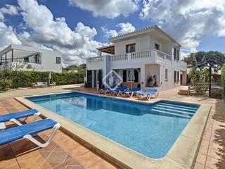 Chalet in Cala Blanca. Villa de 4 dormitorios con piscina, garaje, licencia turística y