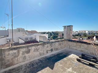 Chalet à Ciutadella. Casa a reformar de 4 dormitorios con pequeño patio y terraza en