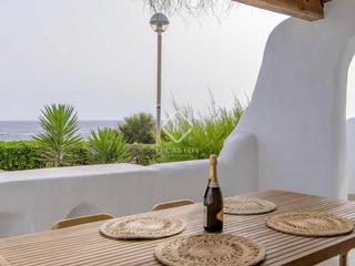 Chalet in Cala d´En Bosch-Serpentona. Encantadora villa  recién reformada de 3 dormitorios con jardín