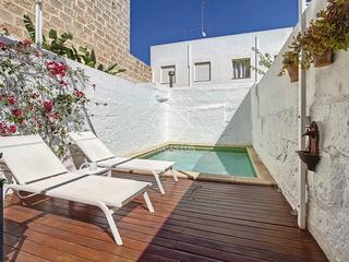 Chalet in Ciutadella. Preciosa casa de 4 dormitorios con patio, piscina y terraza en v
