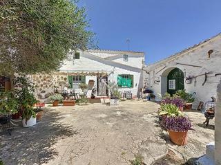 Masia a Alaior Poble. Antigua casa menorquina para reformar con 110 hectáreas de terre