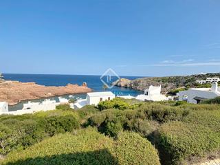Chalet in Cala Morell. En venta conjunto único de villa con vistas al mar con licencia