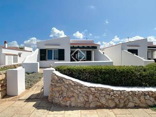 Chalet en Cala dEn Bosch-Serpentona. Villa de 3 dormitorios con 95 m de terrazas con piscina comunita