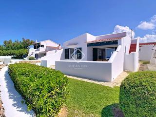 Chalet in Cala d´En Bosch-Serpentona. Villa de 3 dormitorios con 95m de terrazas con piscina comunitar