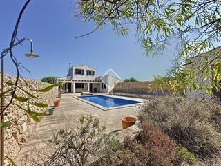 Chalet en Llucmaçanes. Preciosa villa con jardín y piscina en venta en plena naturaleza