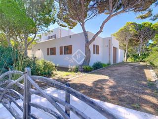 Chalet in Cala Morell. Estupenda villa a estrenar de 4 dormitorios con amplio jardín y